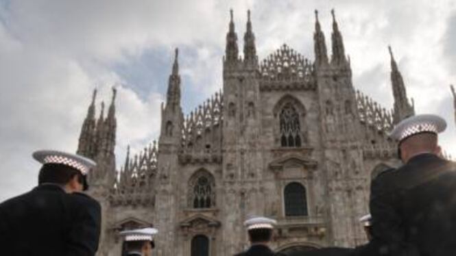 Così il governo del cambiamento riporta le auto in piazza Duomo