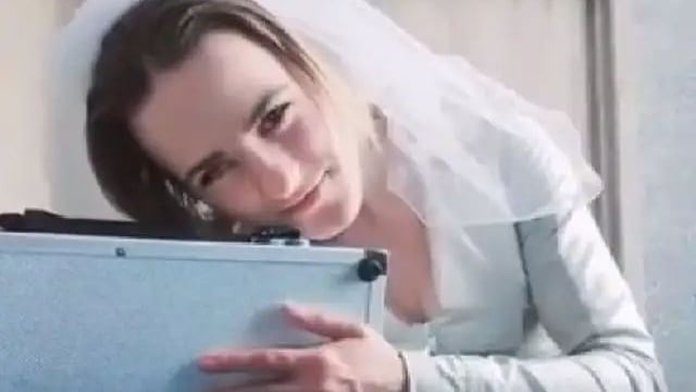 Russia, ragazza attratta dagli oggetti "sposa" una valigetta