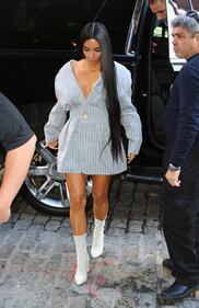 Kim Kardashian hot: bionda e scollata su Twitter 53