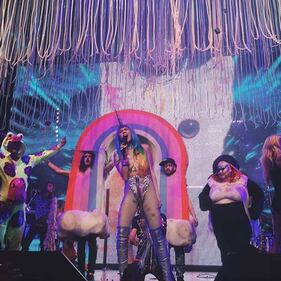 Miley Cyrus chiude il tour con Pamela Anderson 10
