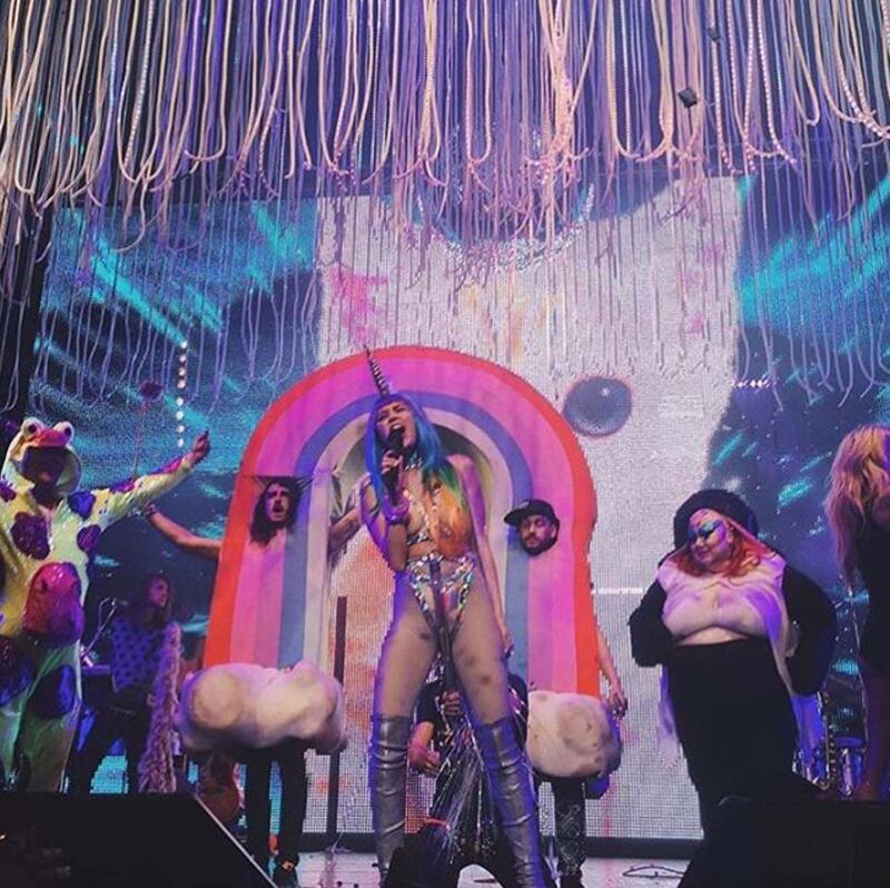 Miley Cyrus chiude il tour con Pamela Anderson 10
