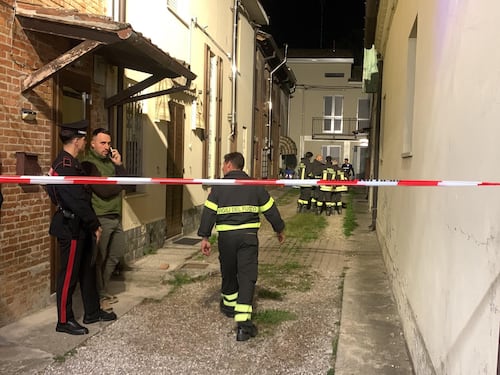 Orrore a Mirandola, coniugi decapitati in casa: fermato il figlio di lei. Dietro il massacro l’ombra dei soldi