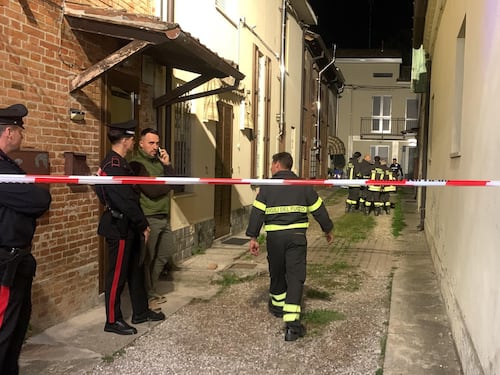 Due coniugi trovati decapitati in casa a Mirandola: il giallo dell’orrore e l’ombra sul figlio