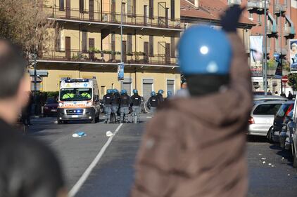 Sgombero dei centri sociali, scoppia la guerriglia a Milano 20