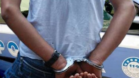 La follia del nigeriano: prima aggredisce una donna, poi gli agenti