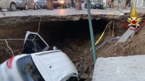 Napoli, terrore al Vomero: voragine inghiotte due auto