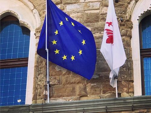 Firenze, bandiere dell'Ue per la visita di Theresa May