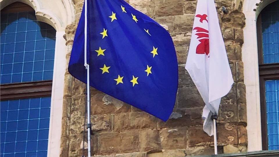 Firenze, bandiere dell'Ue per la visita di Theresa May