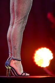 Alessandra Amoroso in tour, i look della cantante sul palco 9