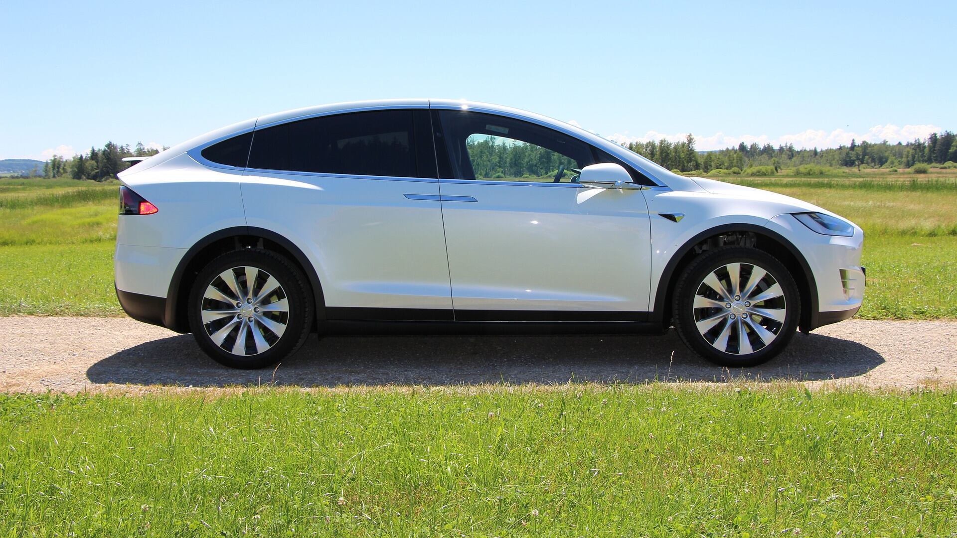 Tesla porta i videogiochi a bordo delle auto. E scoppia la polemica