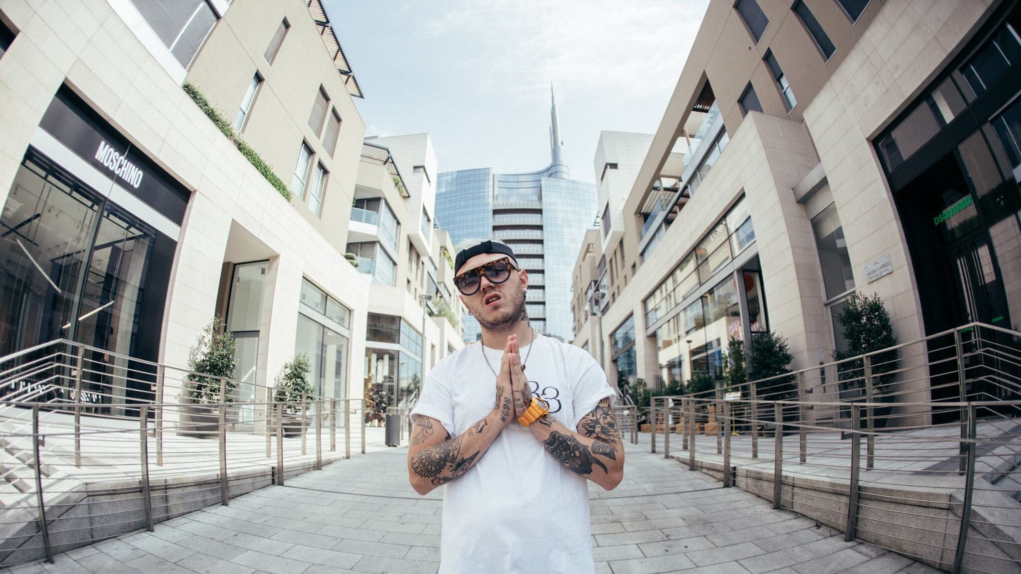Lazza, il pianista rapper che piace a Fibra e Guè Pequeno