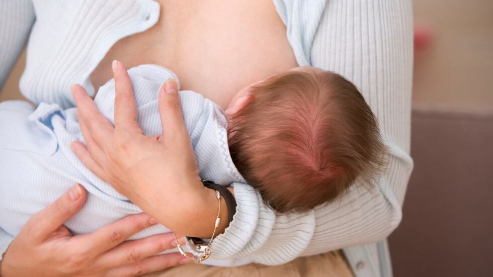 Treviso, mamma che allatta al seno insultata in un bar: scoppia la polemica