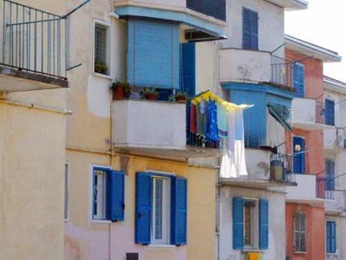 Due anziani: "Viviamo tra blatte e sterco di piccione"