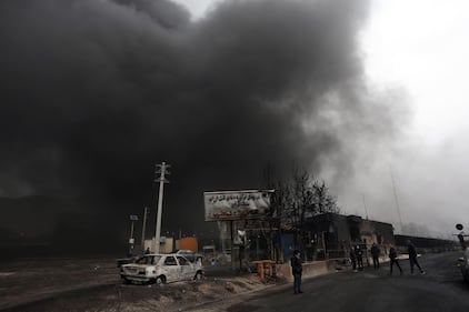 Cielo nero su Teheran dopo l'attacco alle strutture petrolifere  4