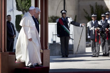 L'elicottero su cui vola Francesco atterra a Betlemme 4
