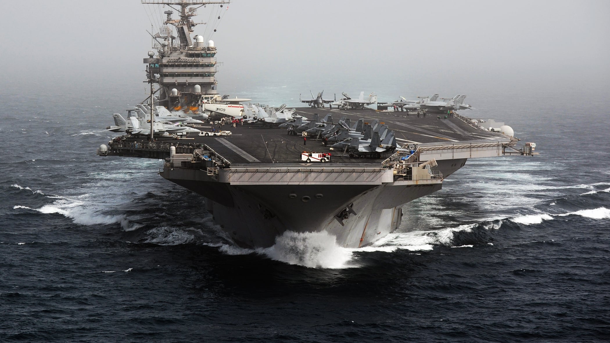 Caccia, piloti e gruppo d'attacco: com'è composta l'"Armada" di Trump della portaerei Lincoln