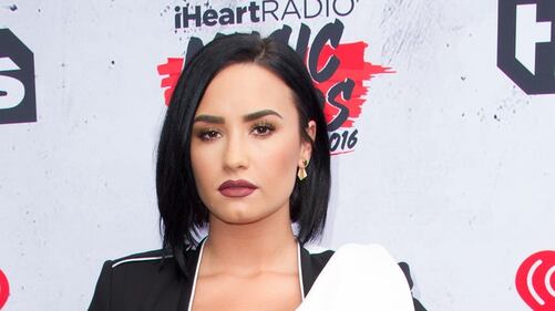 Demi Lovato hot in calze a rete 17