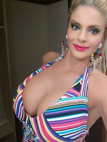 Francesca Cipriani sexy in piscina 13