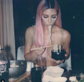 Kim Kardashian, topless e capelli rosa sui social 1