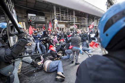 Scontri e cariche a Roma 11