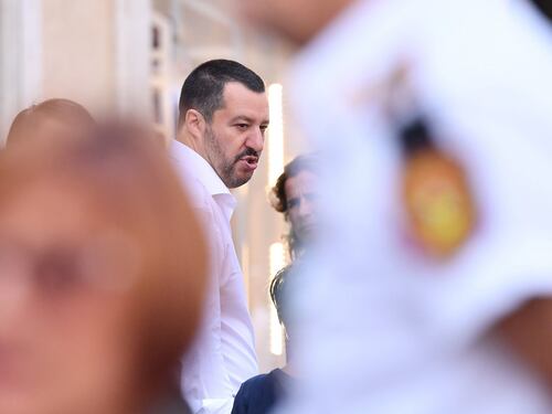 Salvini fa il capitano: festa, cibo e musica per il team leghista