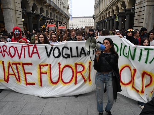A Torino la protesta “apartitica” finisce in guerriglia: insulti a Meloni e assalti agli agenti