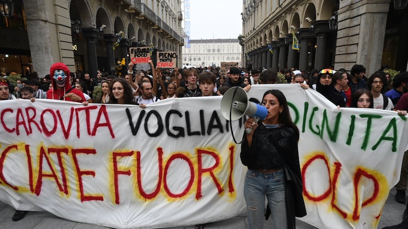 Torino, la protesta “apartitica” contro il carovita diventa un corteo contro Meloni