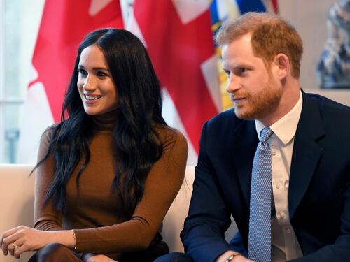Spunta il retroscena choc: "La guerra fra Meghan e la regina è iniziata 4 giorni dopo le nozze con Harry"