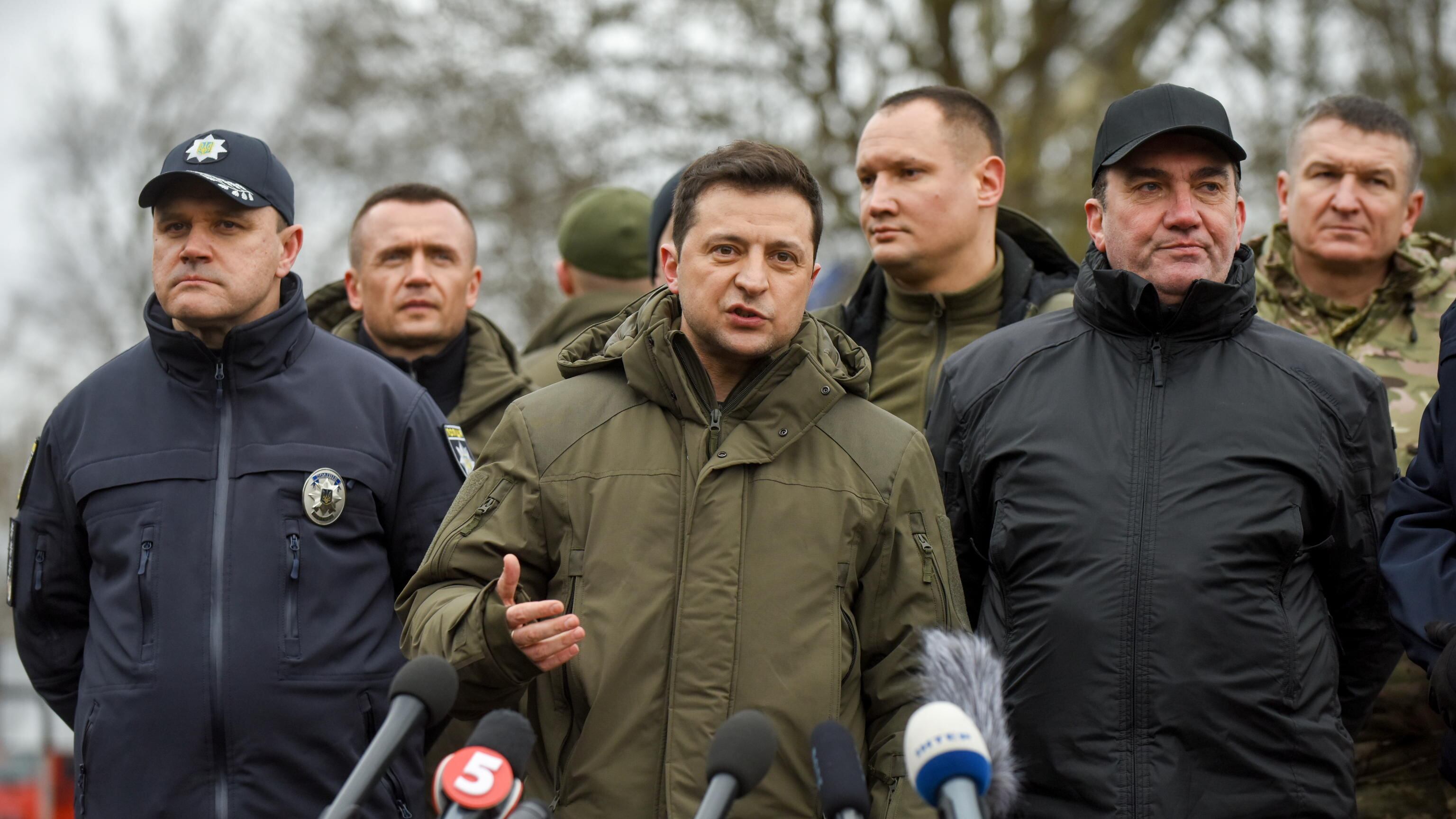Biden e Zelensky: "Se Mosca attacca risposta decisa". Kiev, allerta sui voli