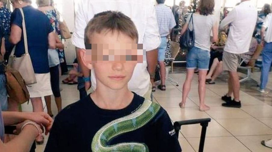 Nuova Zelanda, ha un serpente sulla maglia e non lo fanno salire in aereo: bambino costretto a cambiarsi