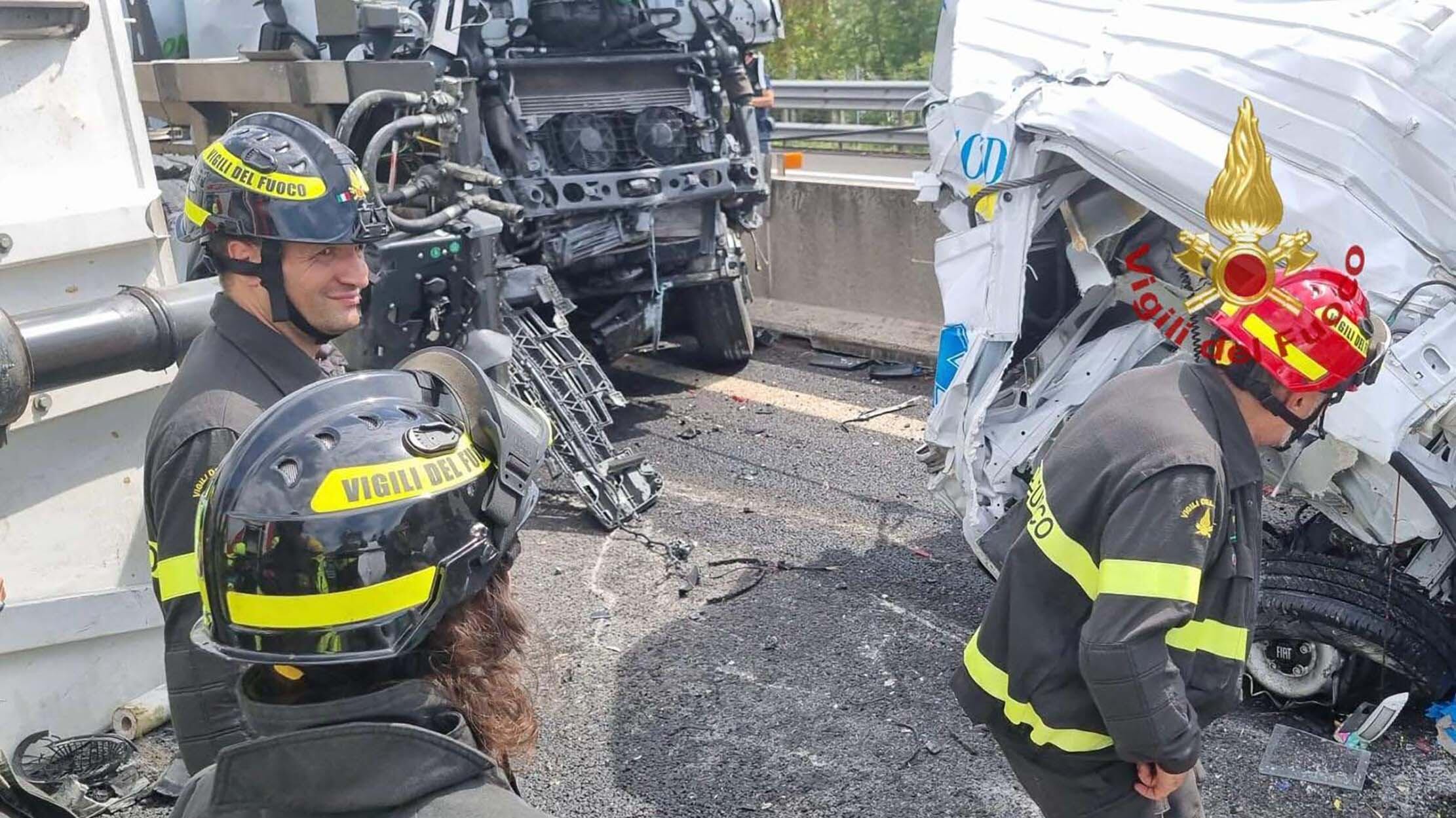 Tir travolge operai lungo l'A31, un morto