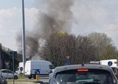 Dà fuoco a un autobus nel milanese: il rogo in strada 3