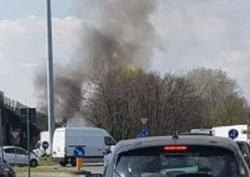 Dà fuoco a un autobus nel milanese: il rogo in strada 3