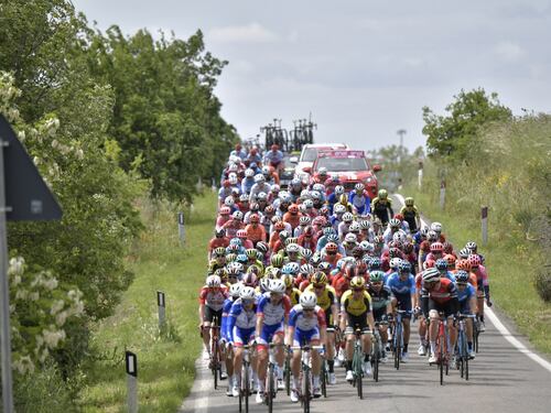 Giro d'Italia, 4a tappa: vince Carapaz. Brutta caduta per Dumoulin