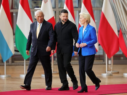 Zelensky al vertice Ue: “Se cadiamo ci saranno 20 milioni di profughi in Europa”. Mosca attacca Roma: “Agisce per conto dei padroni a Bruxelles”