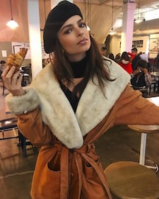 Emily Ratajkowski senza reggiseno al superbowl 9