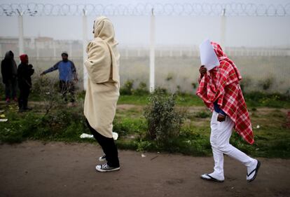 MIgranti costretti a lasciare il campo profughi di Calais 6