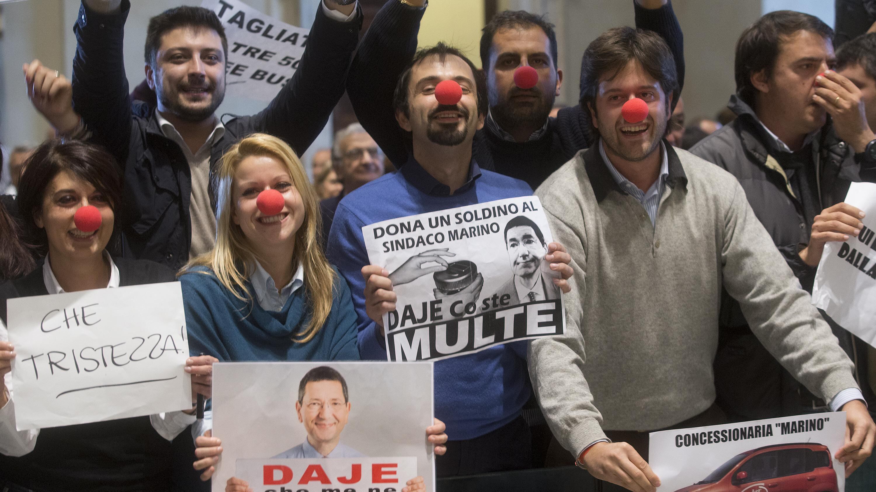 Il Campidoglio contro Marino: "Dimissioni, te ne devi andare"