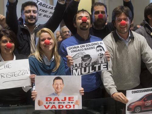 Il Campidoglio contro Marino: "Dimissioni, te ne devi andare"