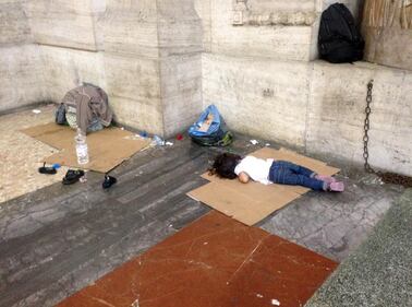 Milano accoglie così: bimbi profughi in strada 1