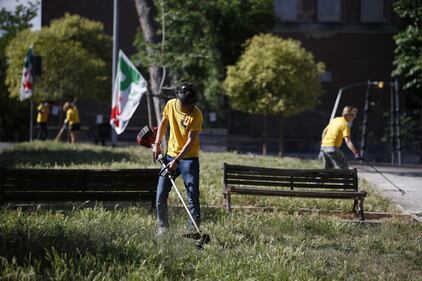 Rifiuti, i militanti dem puliscono le strade di Roma 14