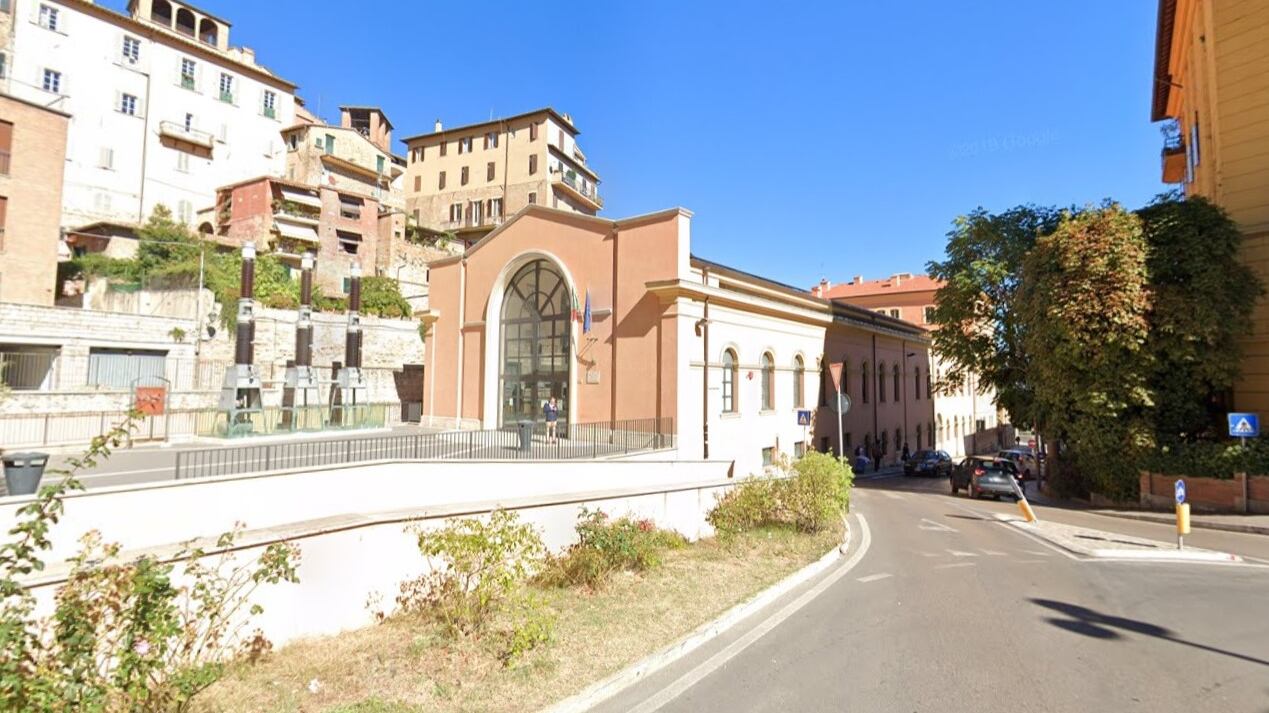 Pesta cancelliere che difende una donna: fermato gambiano