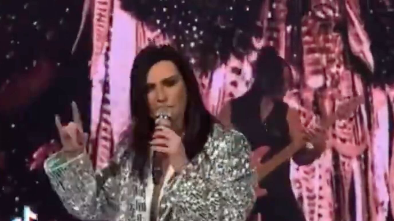 Laura Pausini non le "canta" solo al pubblico: l'attacco all'ex sul palco di Milano