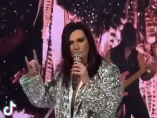 Laura Pausini non le "canta" solo al pubblico: l'attacco all'ex sul palco di Milano