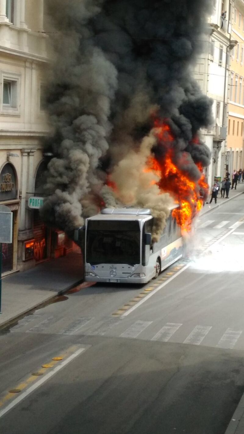 Roma, autobus Atac a fuoco in via del Tritone 3