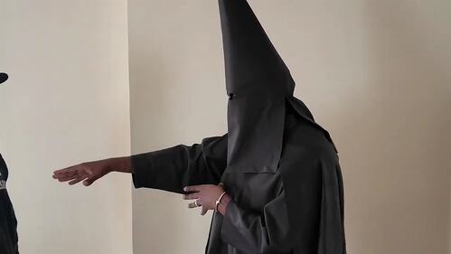 Kanye West indossa una tunica nera e un cappuccio ispirati al KKK con una collana con svastica e una maglietta di Sean Jean durante un'intervista con DJ Akademiks 2