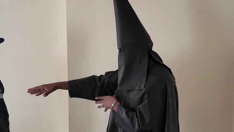 Kanye West indossa una tunica nera e un cappuccio ispirati al KKK con una collana con svastica e una maglietta di Sean Jean durante un'intervista con DJ Akademiks 2