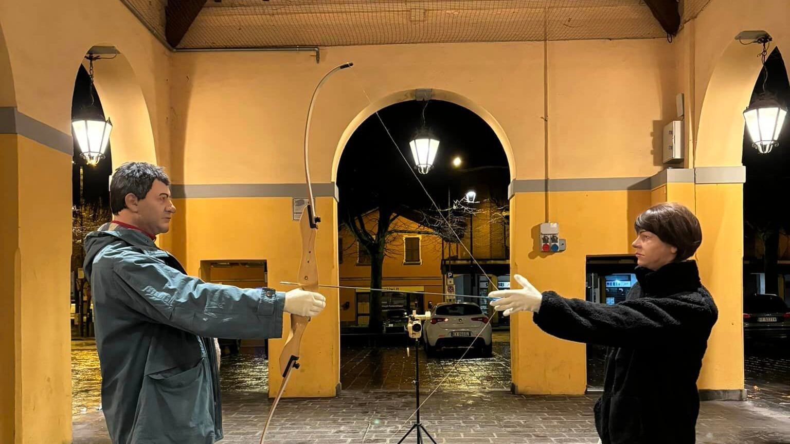 Statue di Rosa e Olindo vicino al luogo della strage di Erba: la provocazione