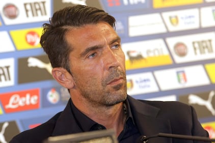 Ilaria D'Amico e Gigi Buffon, passione in piscina e pancino sospetto 19