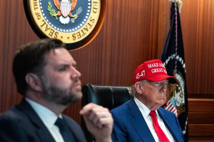 Trump e i suoi nella situation room per l'attacco all'Iran 8